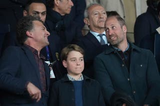 Príncipe William (à direita) e Prince George (centro) assistindo às quartas de final da Liga dos Campeões do Aston Villa contra o PSG em Paris